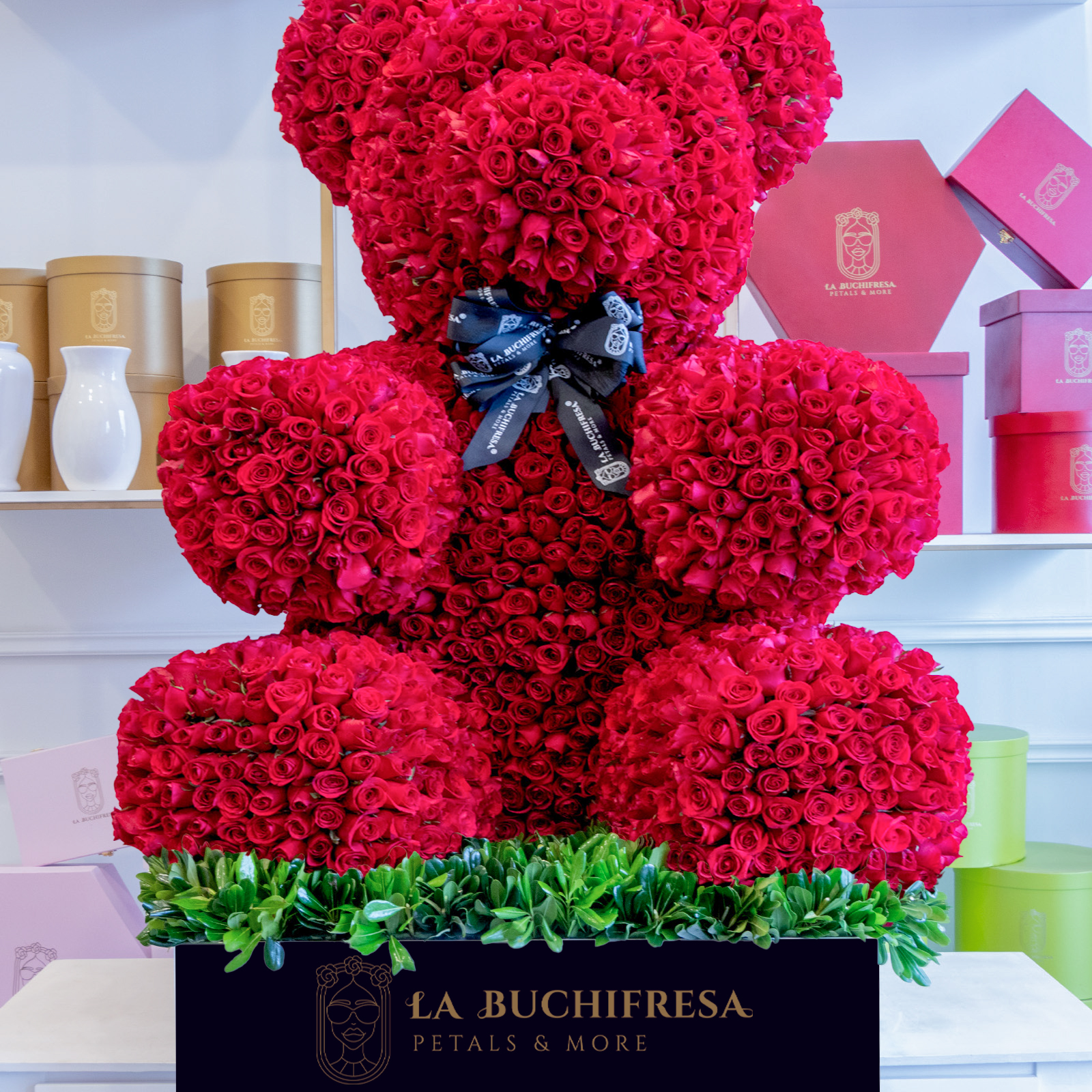Escultura de oso con 3500 rosas rojas premium en square box black