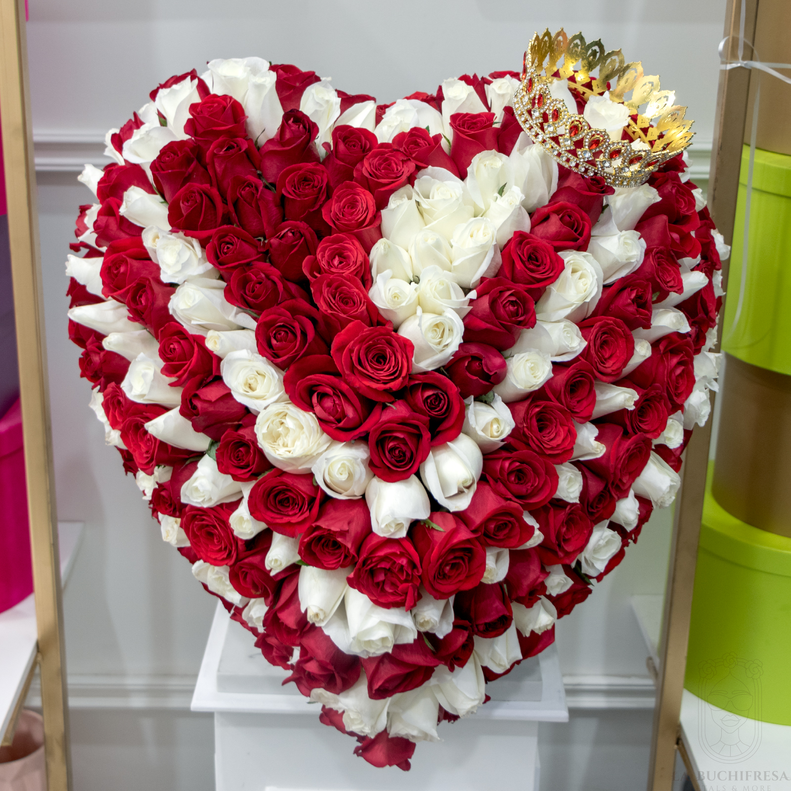 Arreglo de 350 rosas rojas y blancas premium en forma de corazon en white circular box