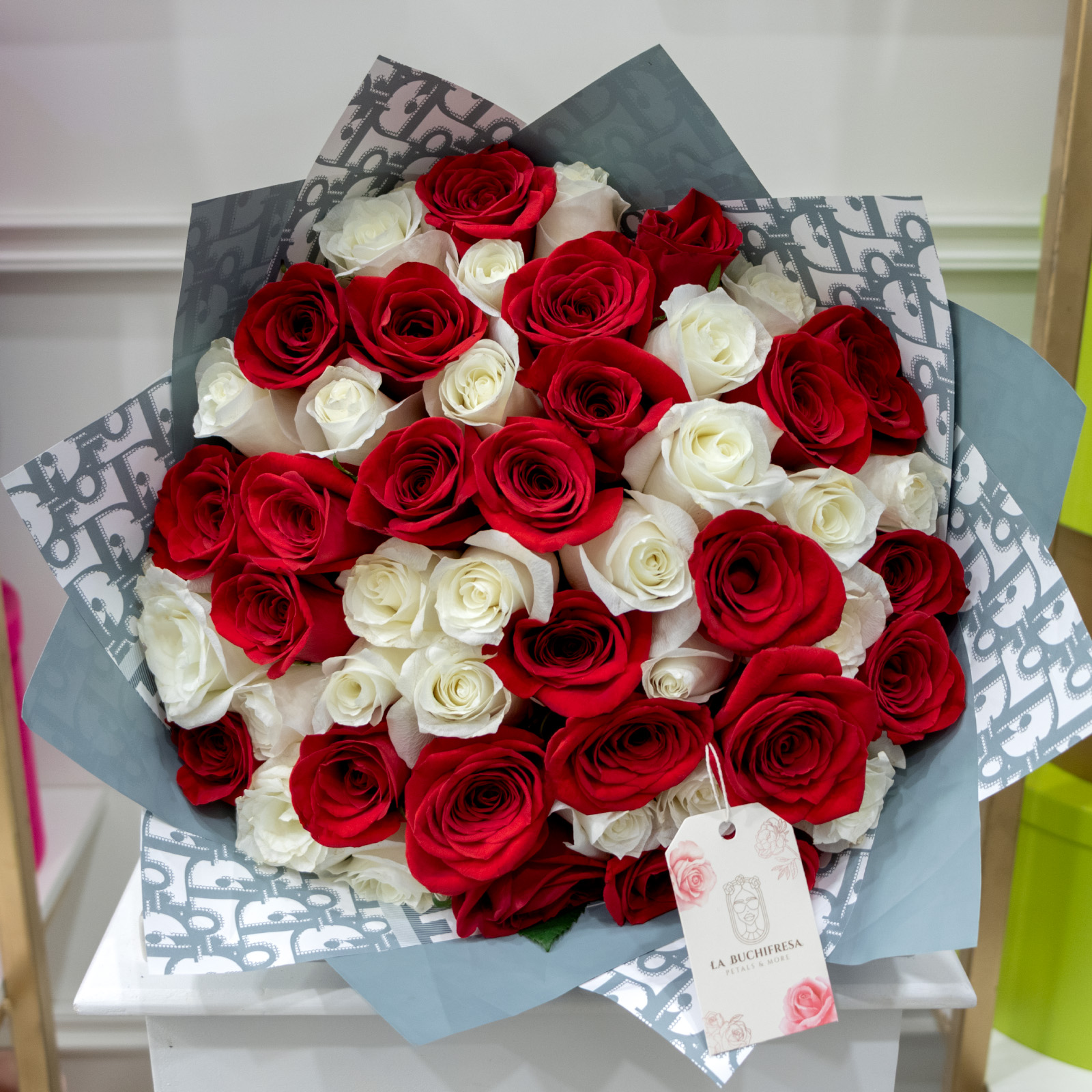 Ramo de 50 rosas rojas y blancas premium envuelto en papel coreano y liston