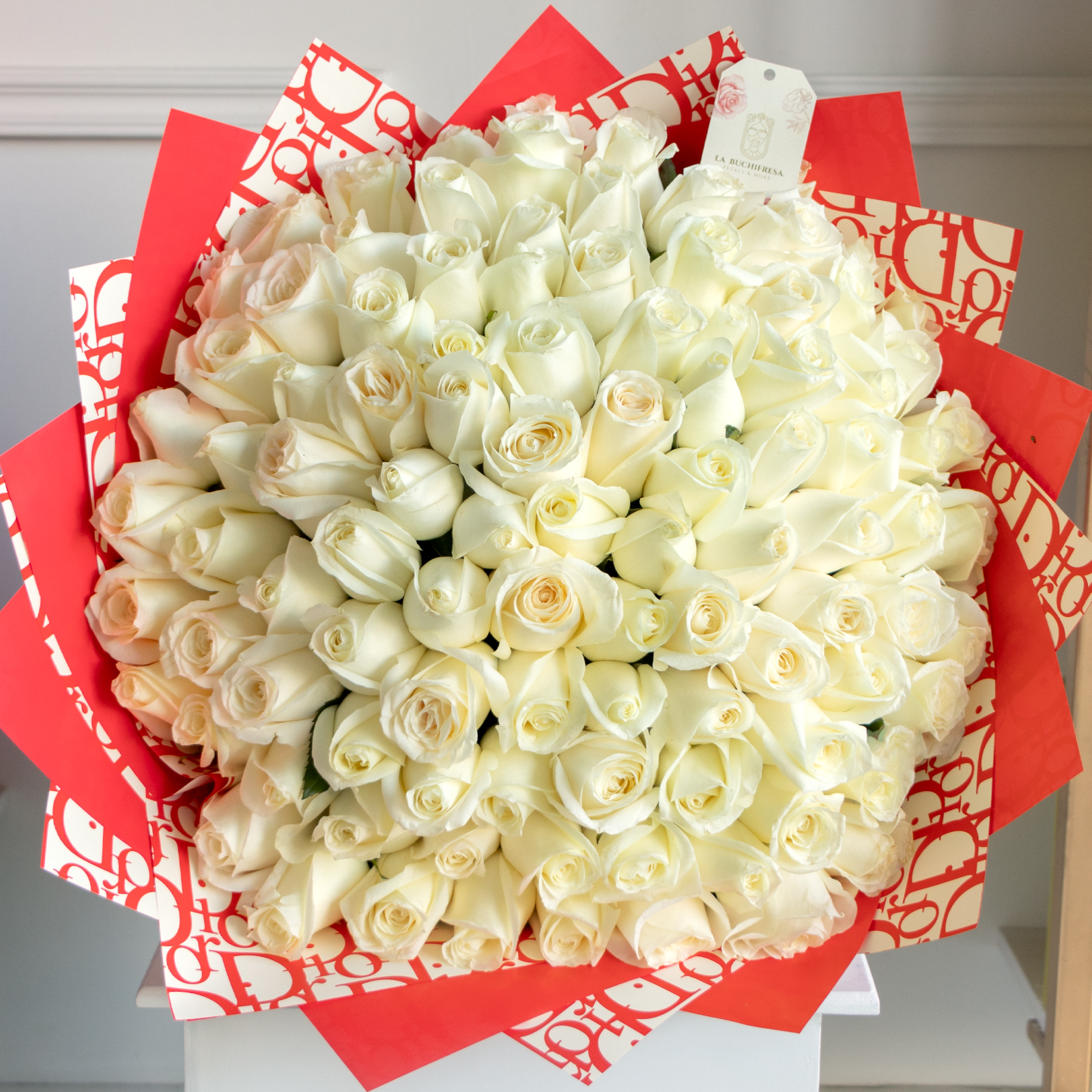 ramo de 100 rosas blancas premium envuelto en papel coreano y liston