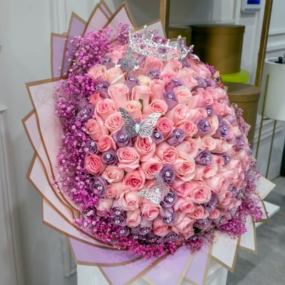 diamantes y corona envuelto en papel coreano y liston