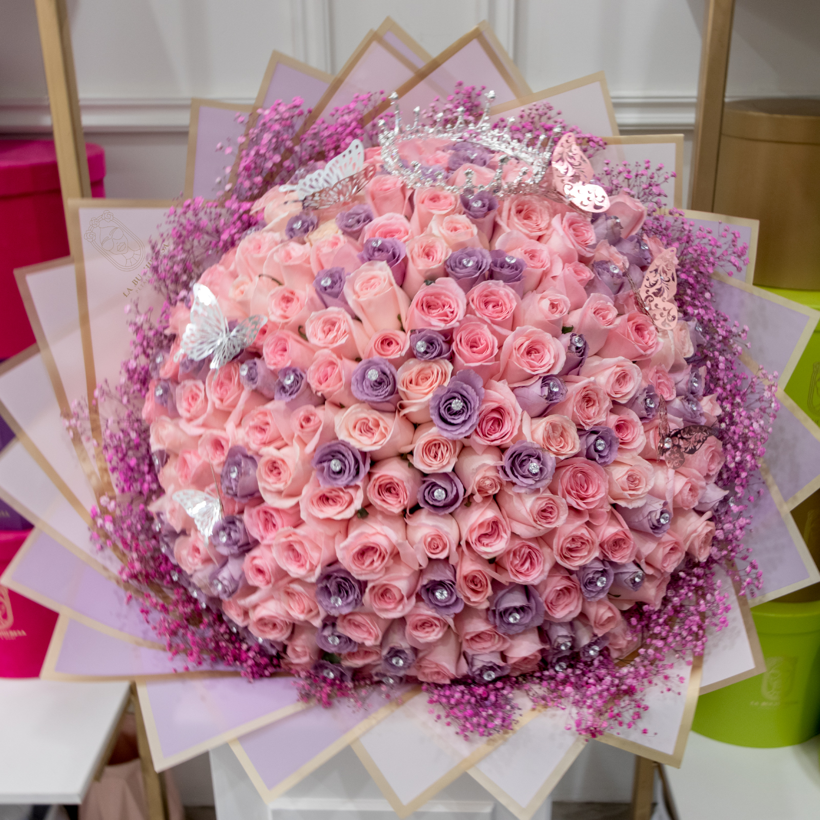 Ramo de 200 rosas moradas y rositas con gypso fucsia alrededor