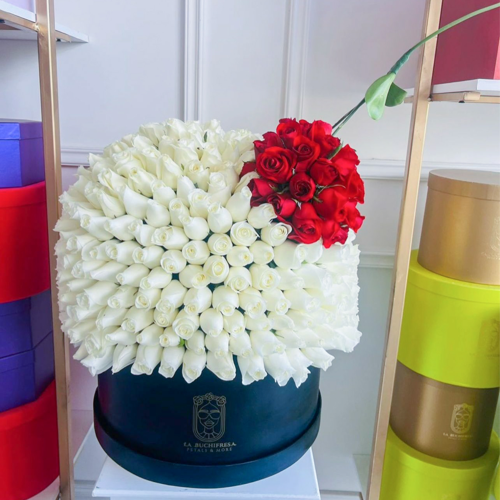 Esfera de 600 rosas blancas con unas red cherry´s arriba en round black box