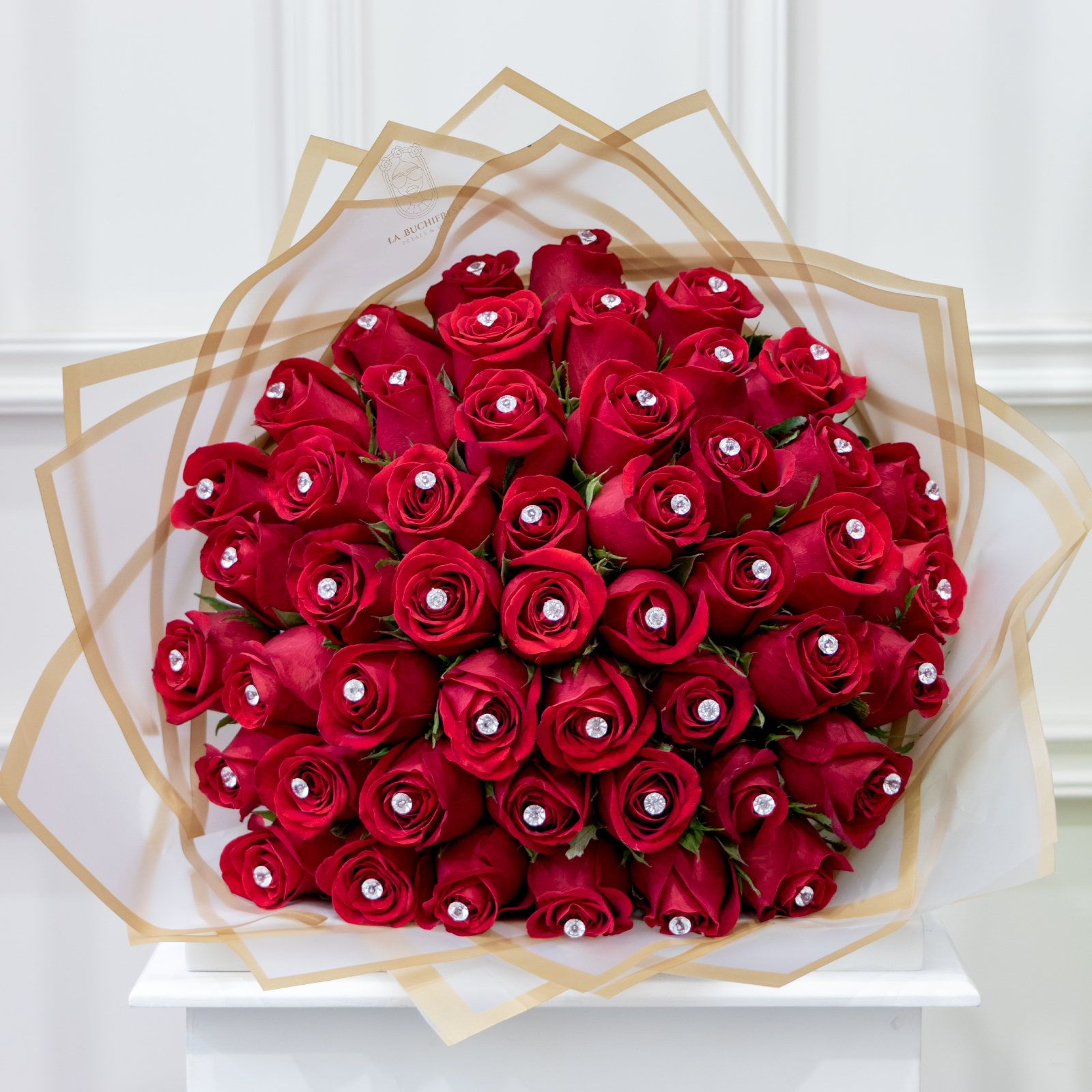 Ramo de 50 rosas rojas premium con diamantes en cada rosa envuelto en papel coreano y liston