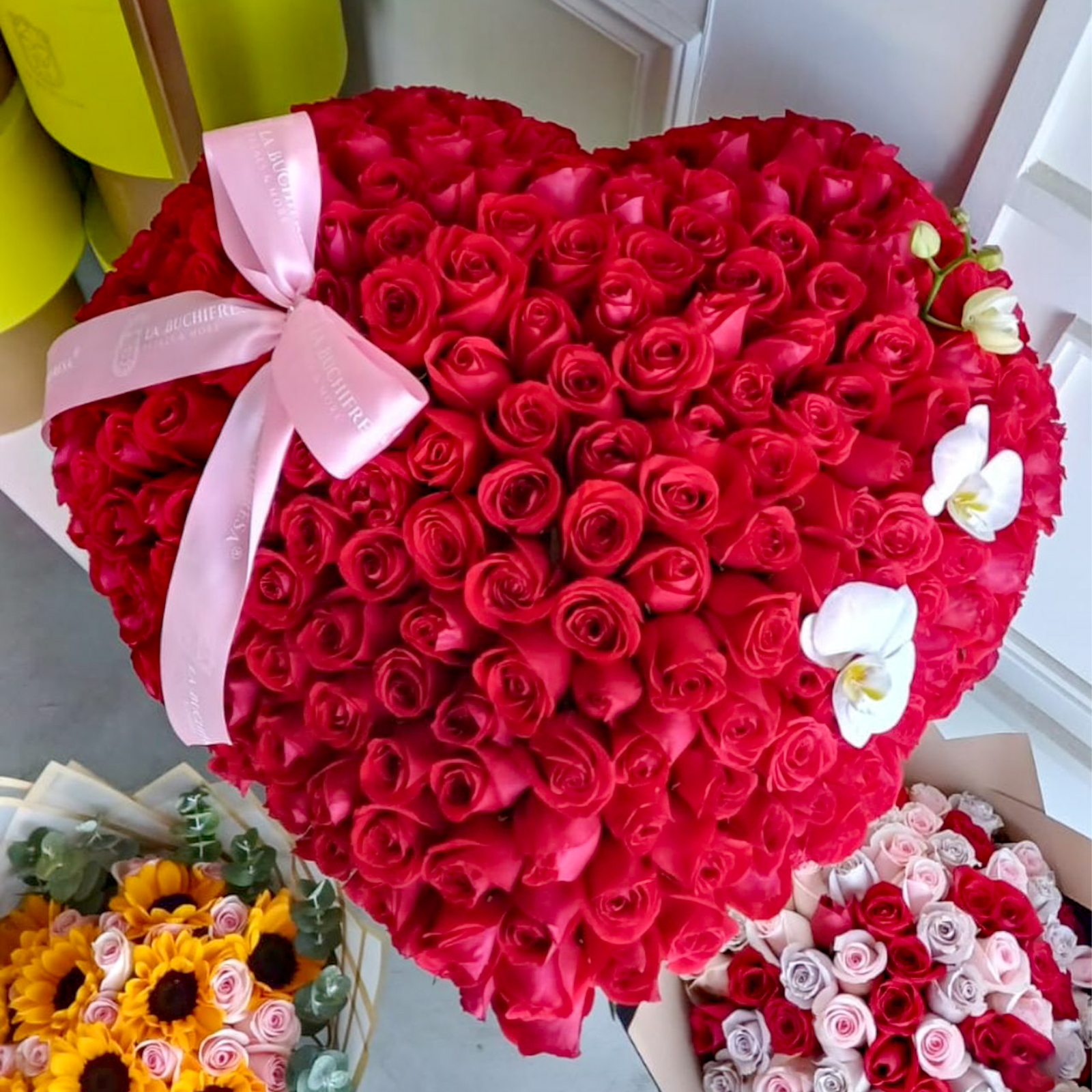 Arreglo de 300 rosas rojas premium con orquideas phalaenopsis en forma de corazon 3D