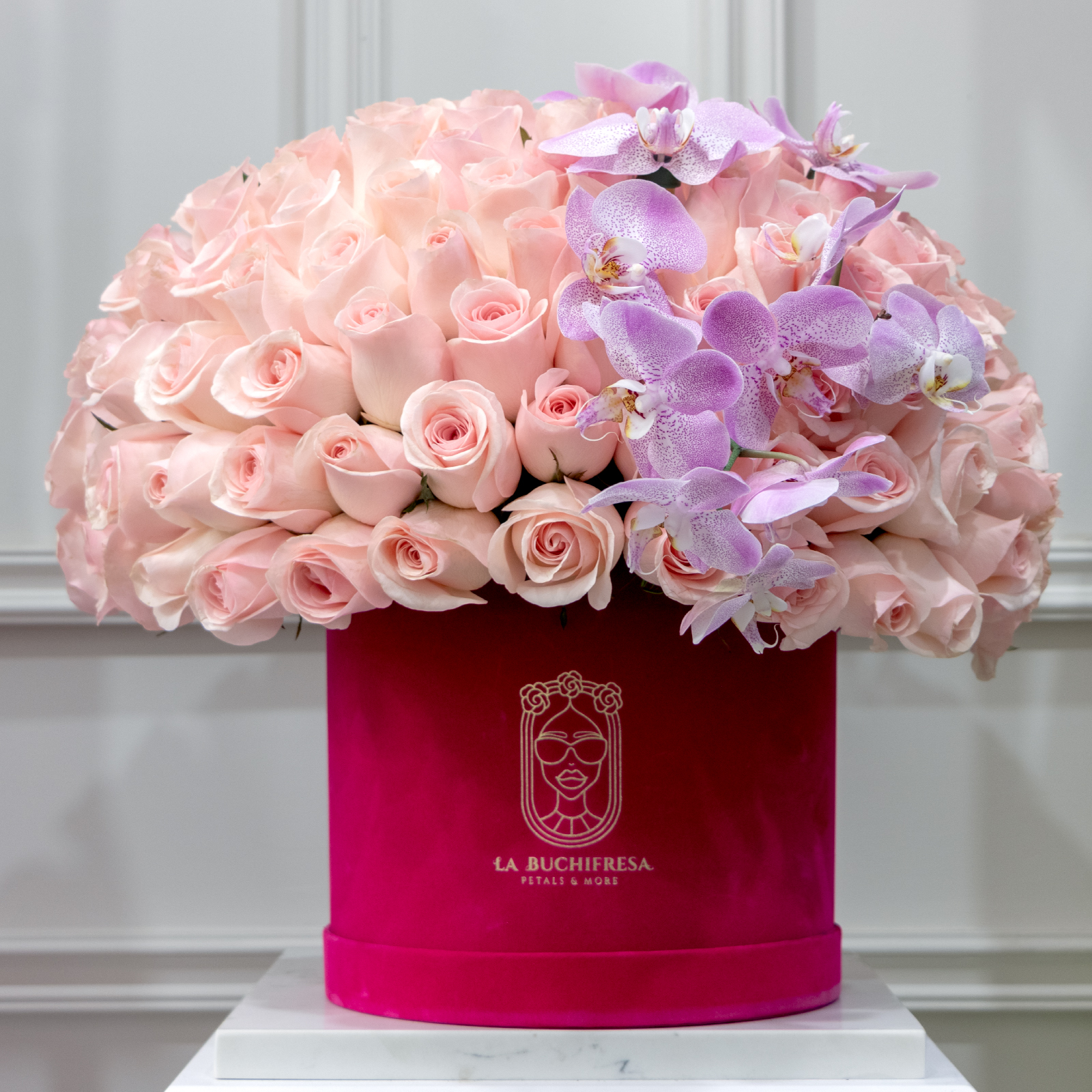 Arreglo de 300 rosas rositas premium con orquideas phalaenopsis en forma de sphera en caja fucsia circular chica