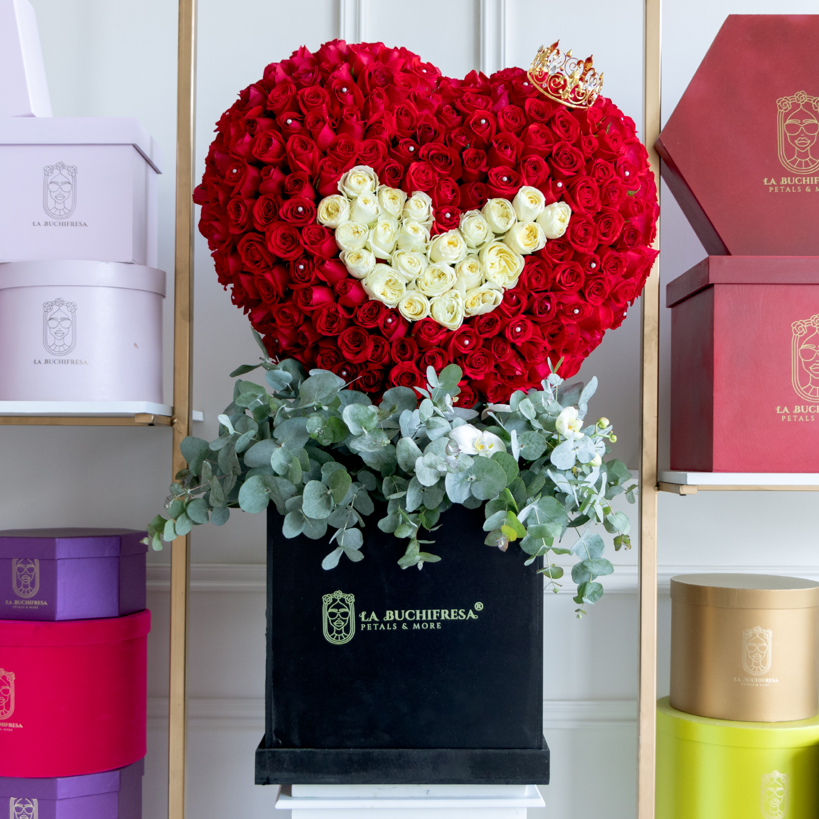 Arreglo de 400 rosas rojas y blancas premium con orquideas phalaenopsis y dolar con corona y perlas con forma de corazon en square box black