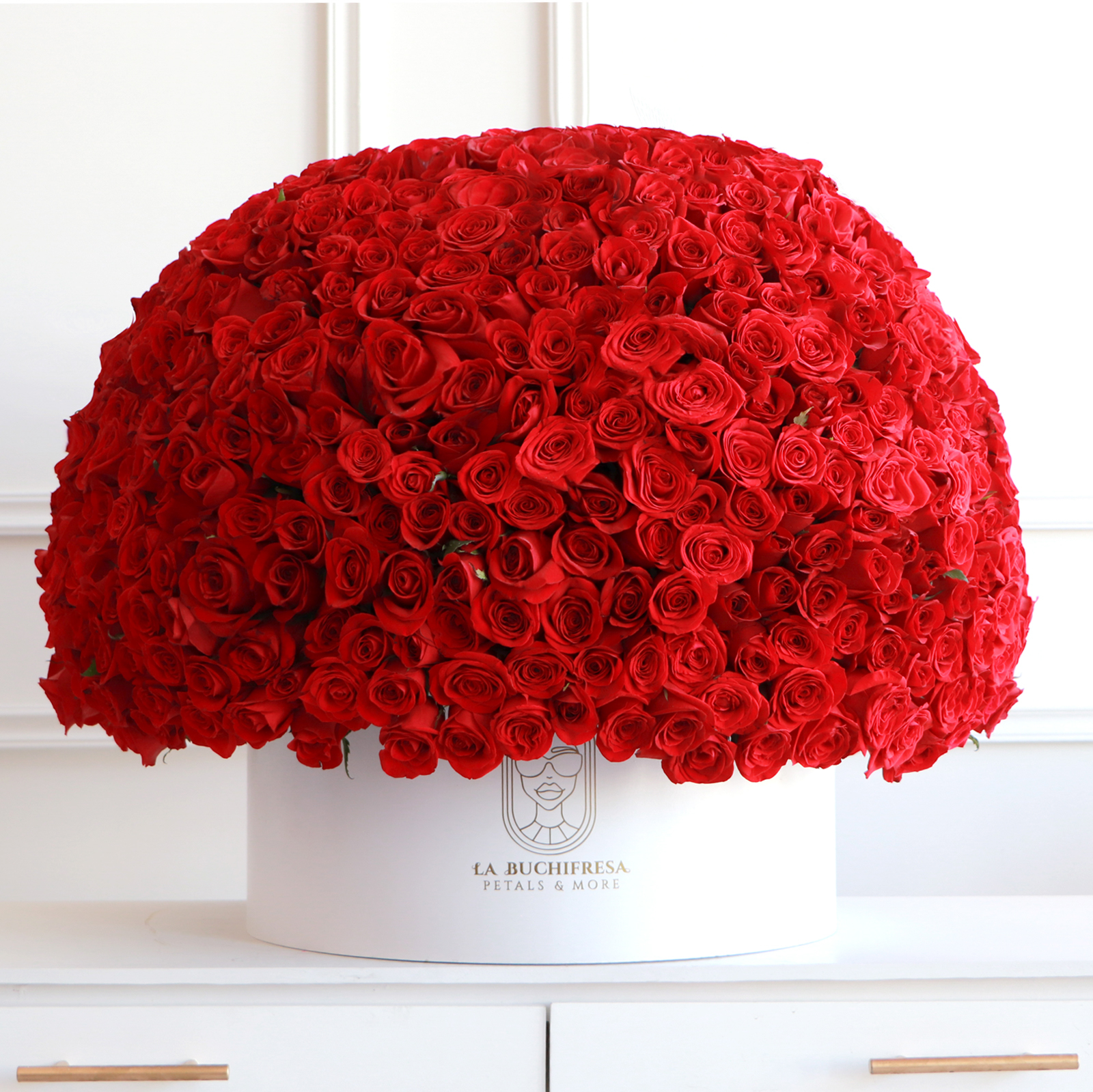 Arreglo en forma de media esfera en round box white con 500 rosas rojas premium