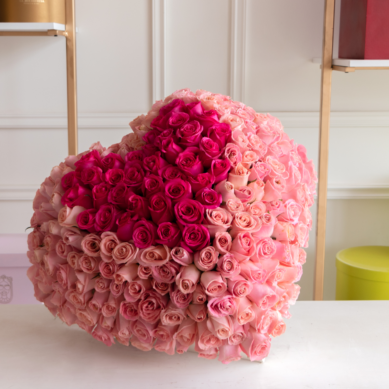 Arreglo de 300 rosas rosas y fucsia premium en forma de corazon 3D