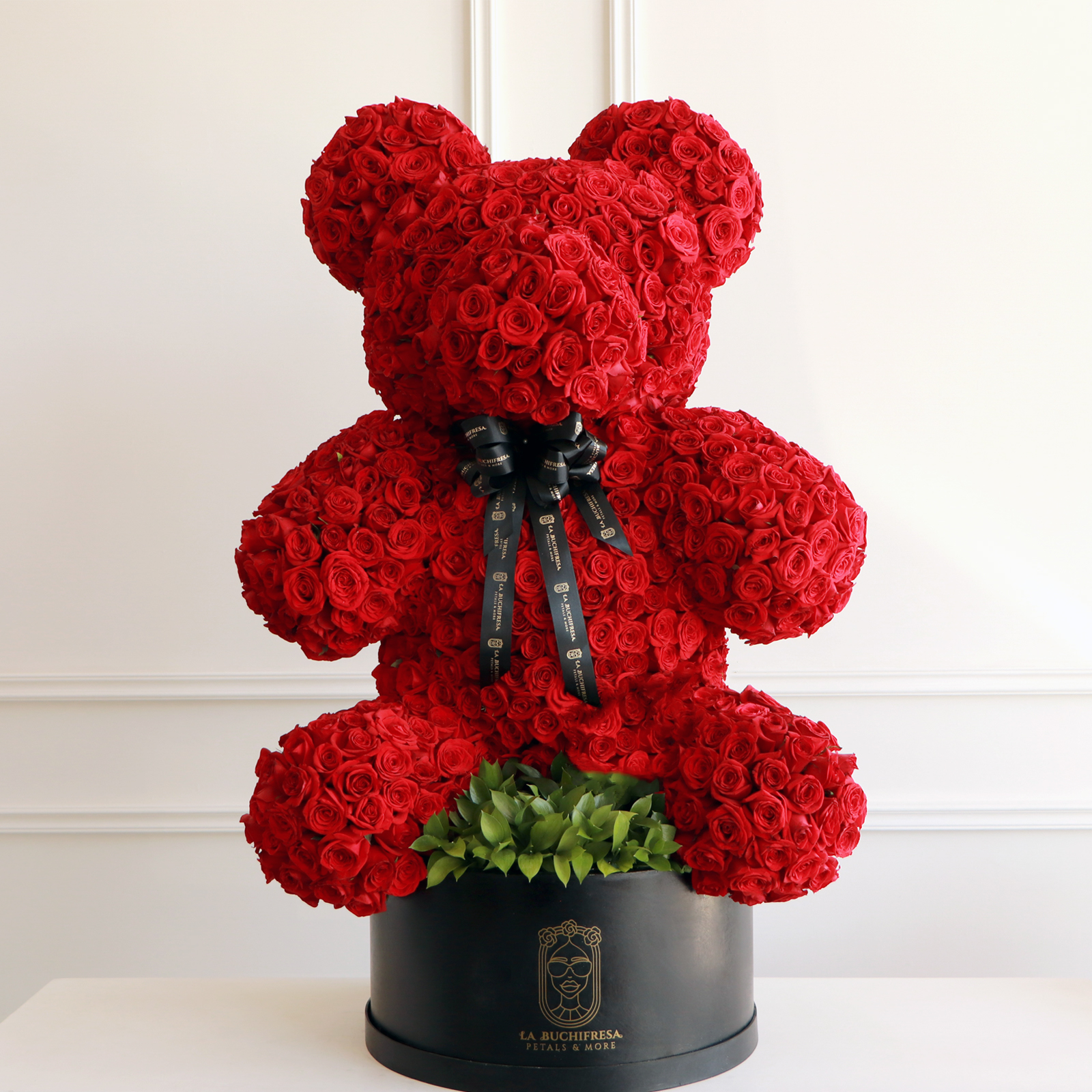 Escultura de oso con 1000 rosas rojas premium en round box black