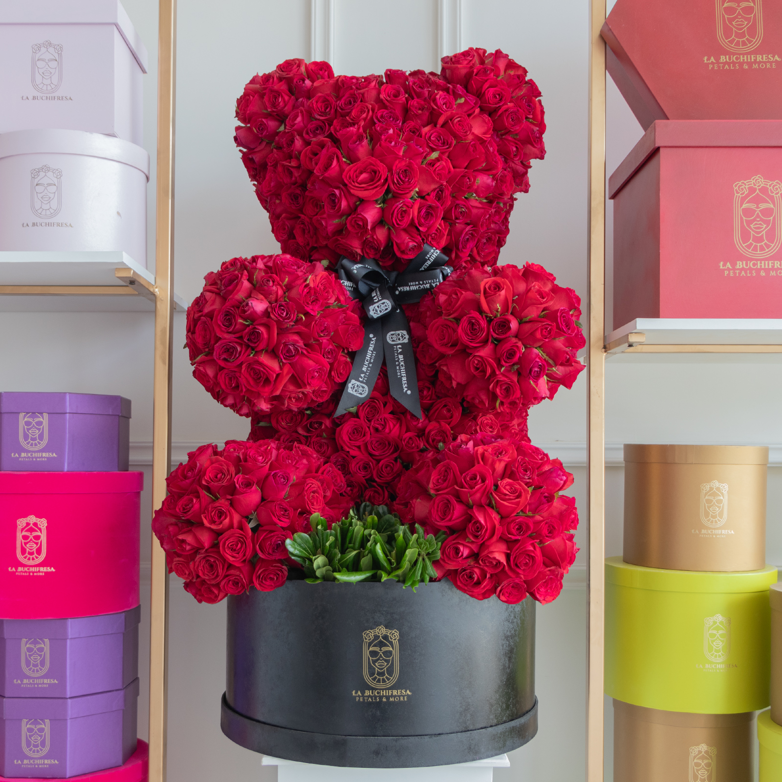 Escultura de oso con 800 rosas rojas premium en square box black y liston black