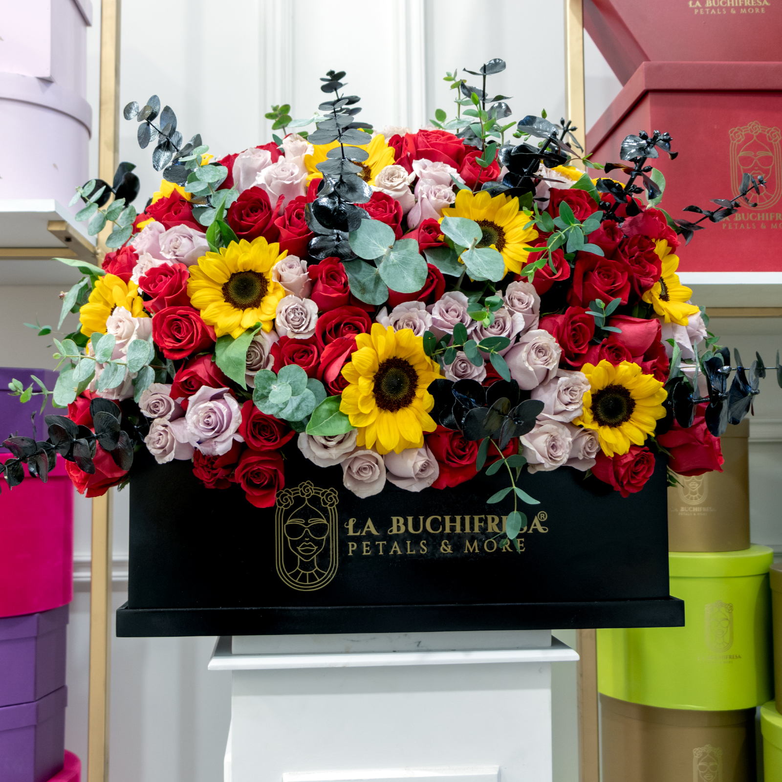 Arreglo de 150 rosas rojas y moradas premium con 9 girasoles
