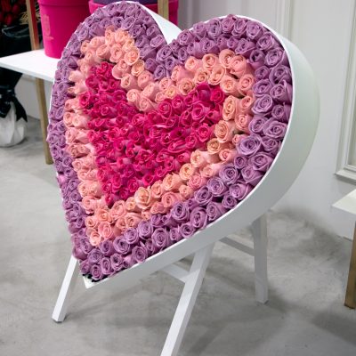rosas y fucsias premium en caja de corazon blanca con tripie