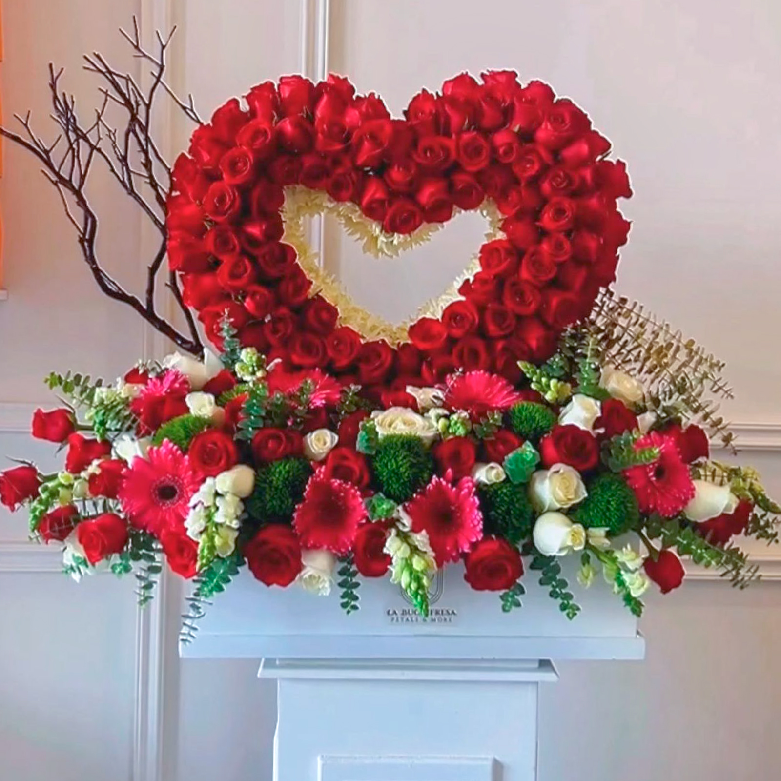 Arreglo de 250 rosas rojas premium con 10 gerberas y toques de green