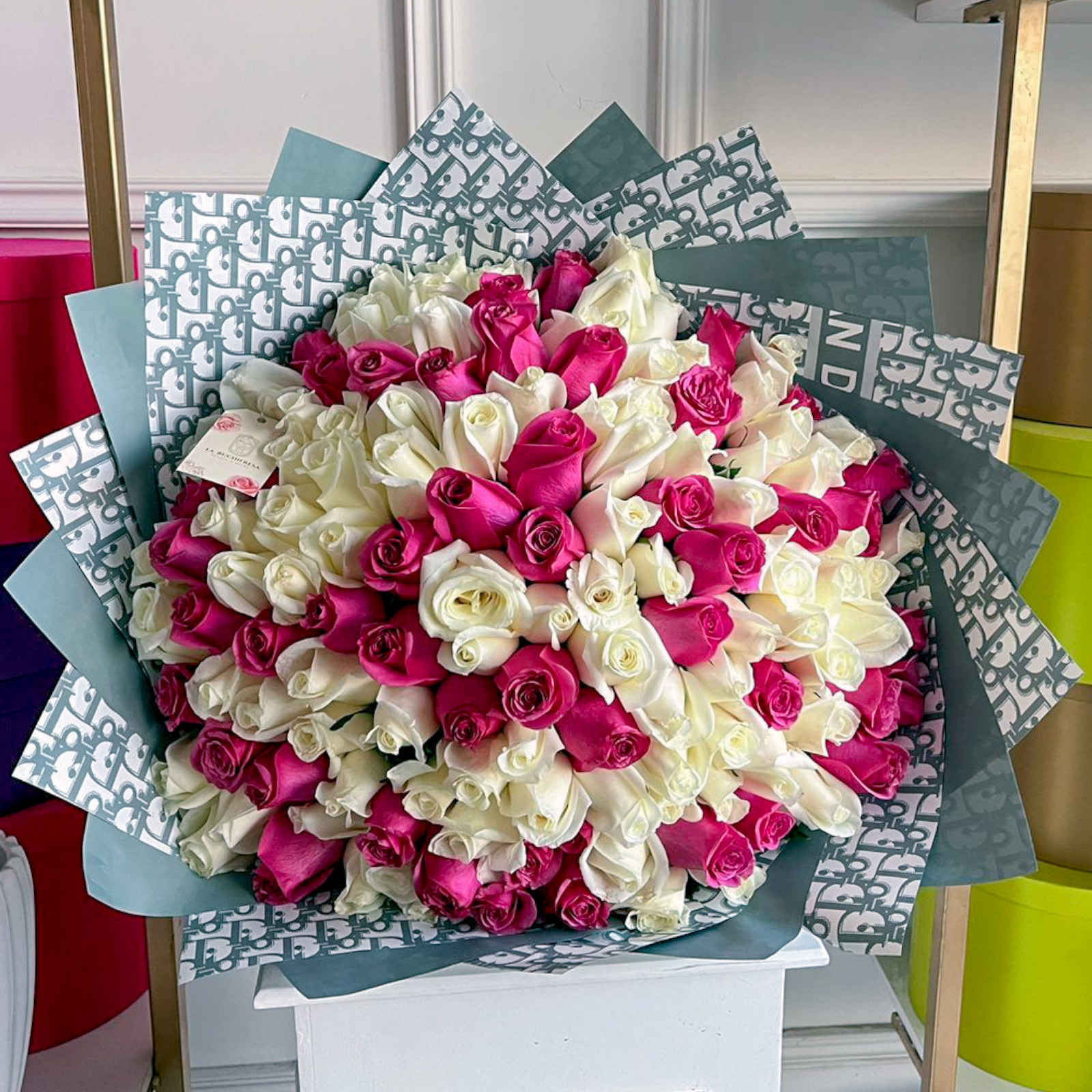 Ramo de 150 rosas fucsia y blancas premium envuelto en papel coreano y liston