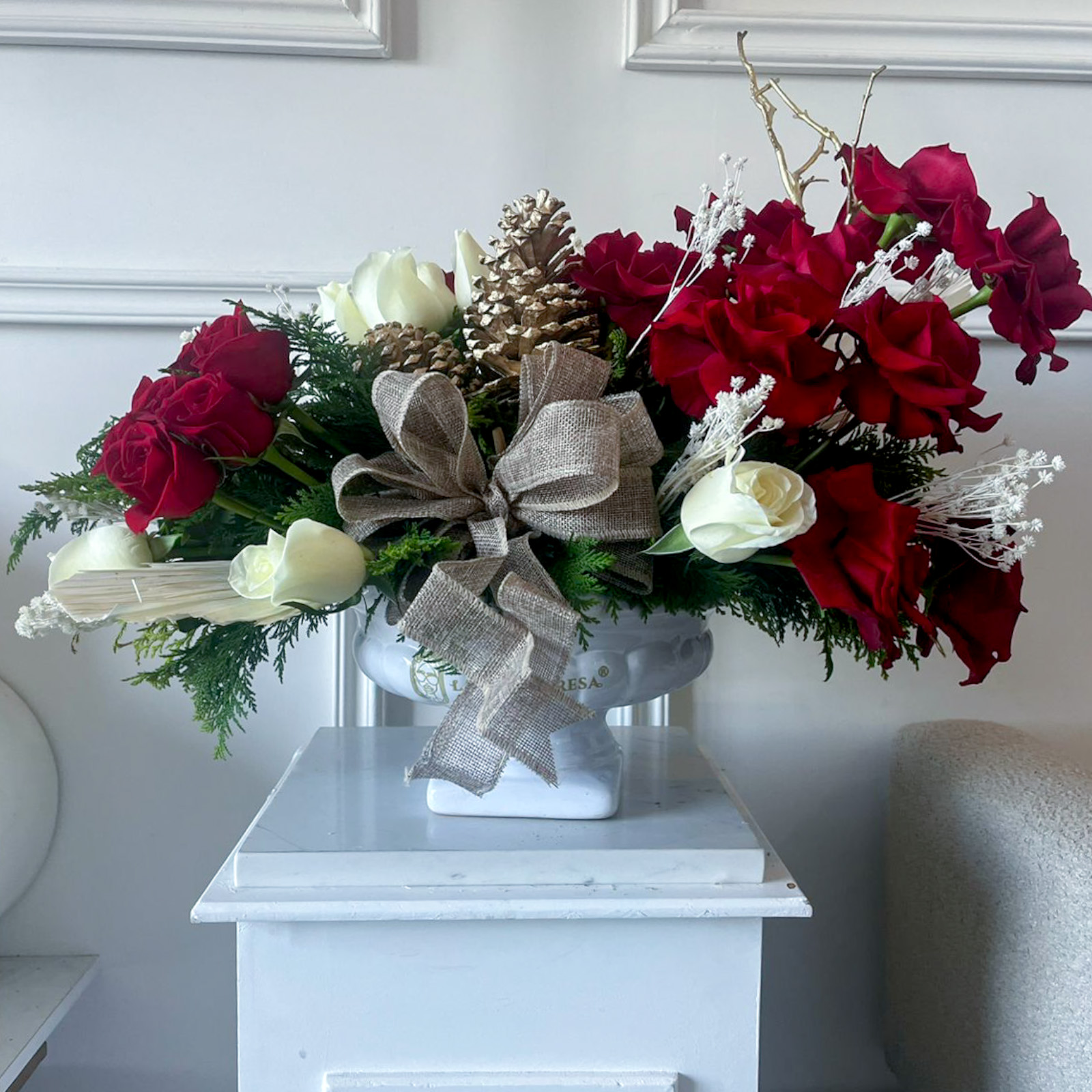 Arreglo de 30 rosas rojas y blancas premium con rosas rojas arregladas