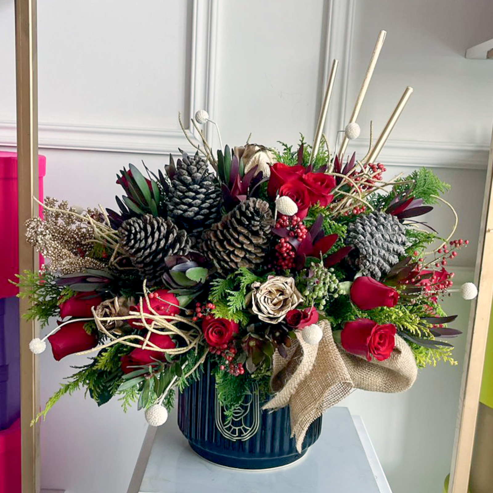 Arreglo de 25 rosas rojas premium con golden roses