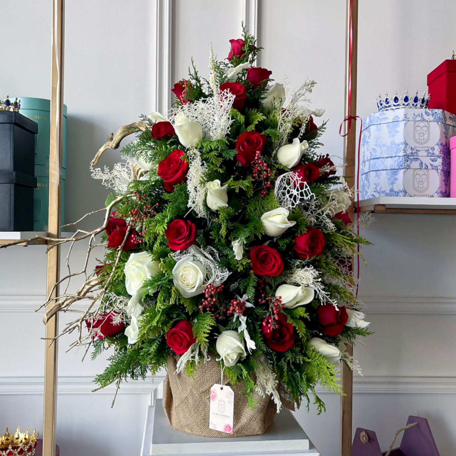 Arreglo de 75 rosas rojas y blancas premium