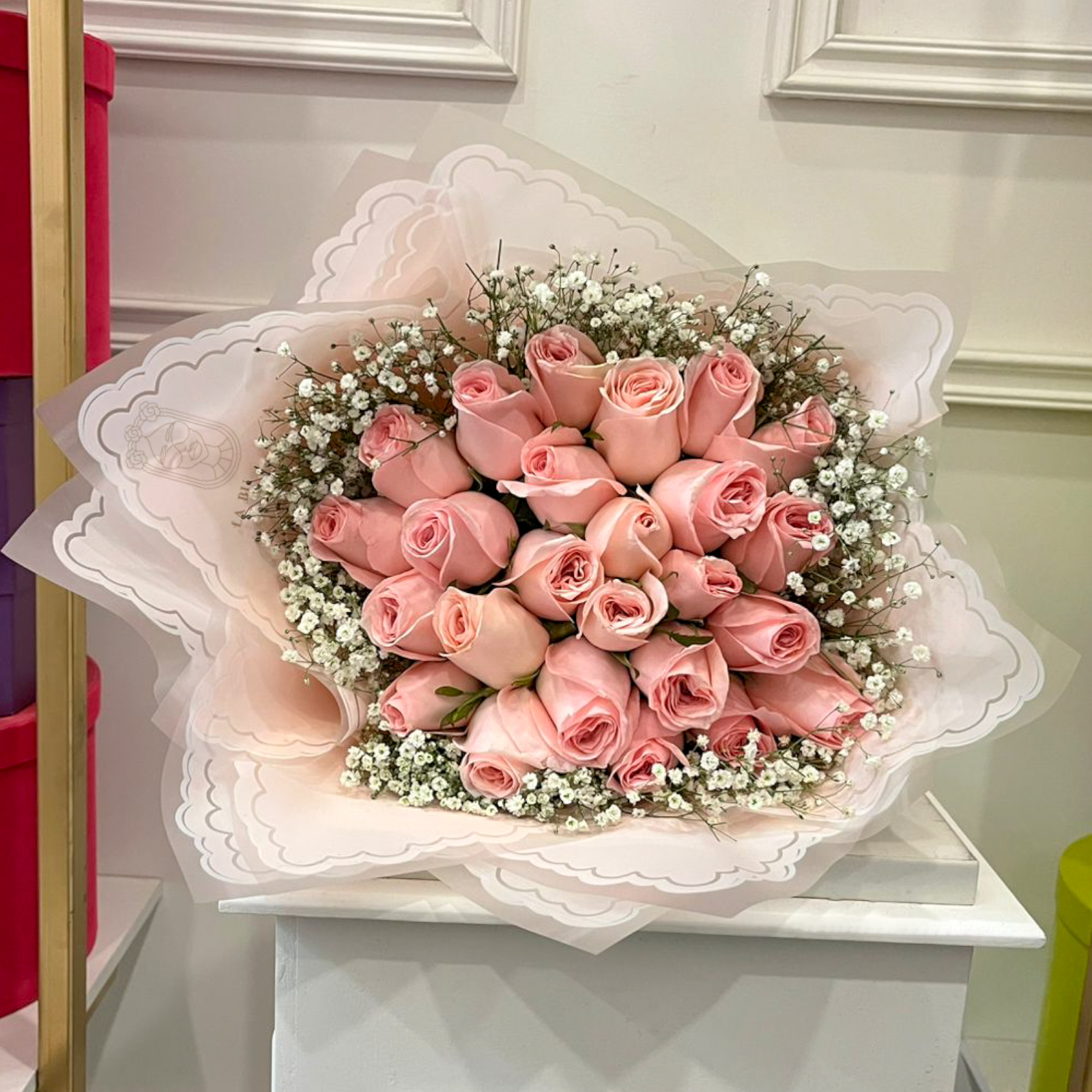 Ramo de 25 rosas rositas premium con gypso blanca alrededor envuelto en papel coreano y liston