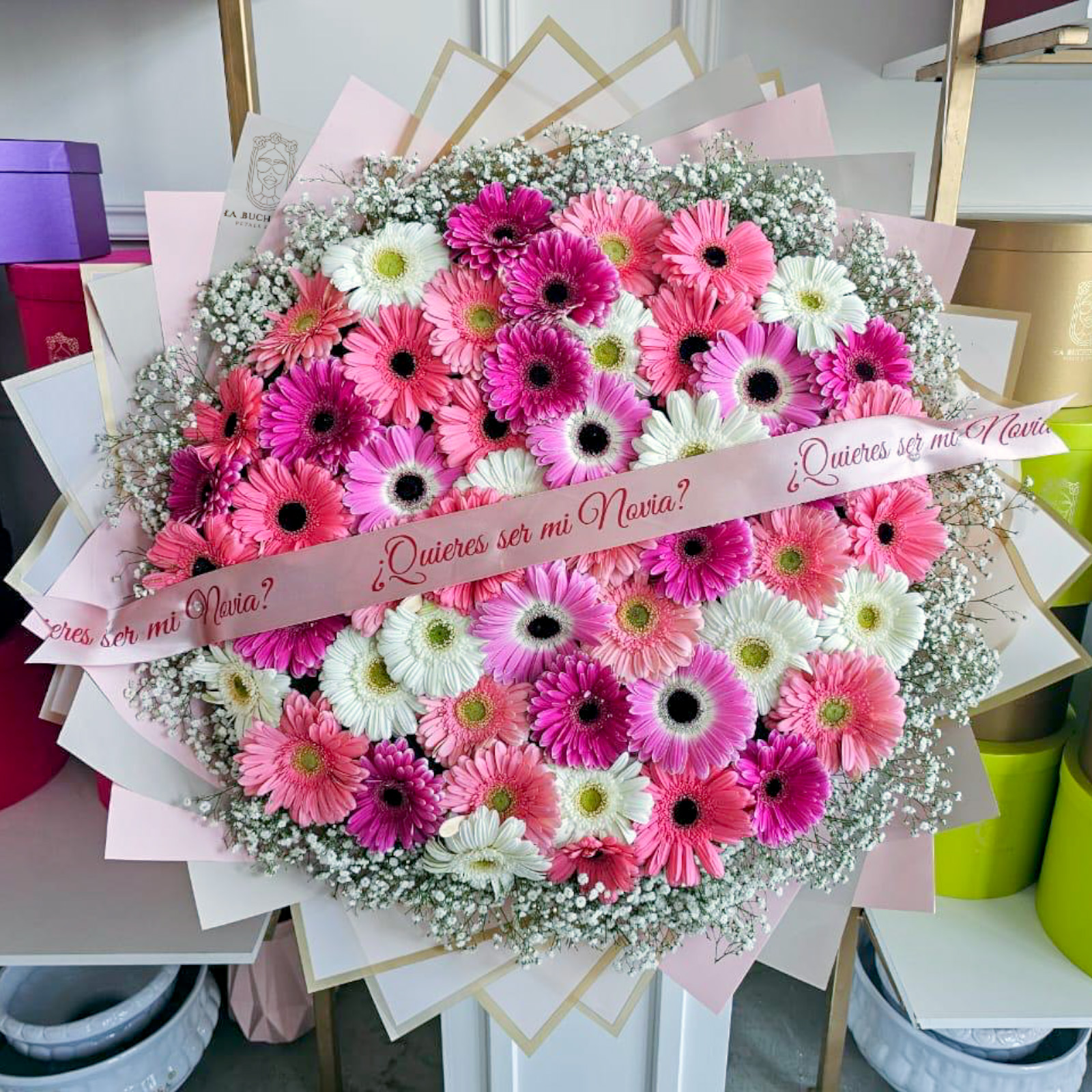 Ramo de 60 gerberas rositas y blancas envuelto en papel coreano y liston