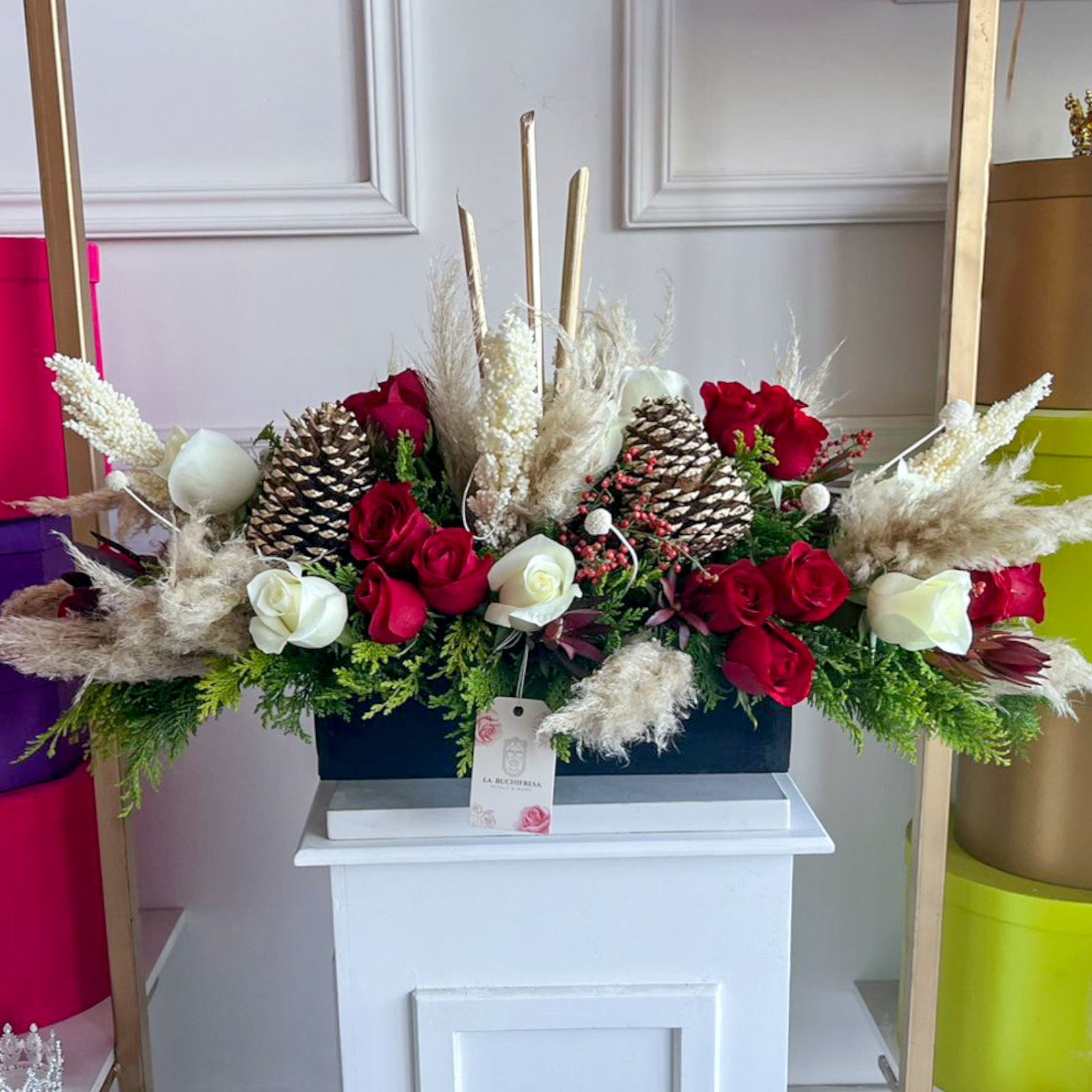 Arreglo de 35 rosas rojas y blancas premium con 3 piñas pintadas