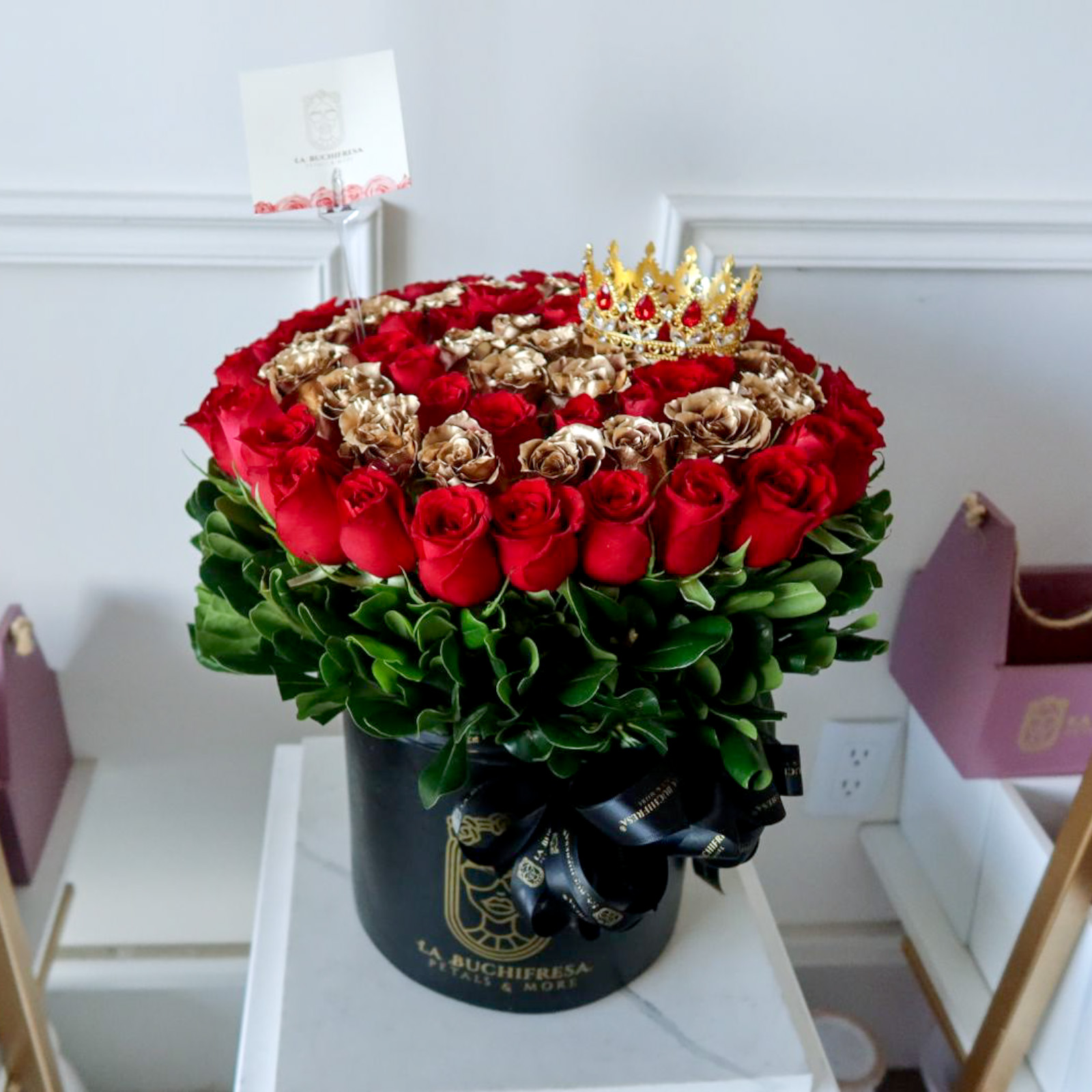 Arreglo de 75 rosas rojas premium y golden roses