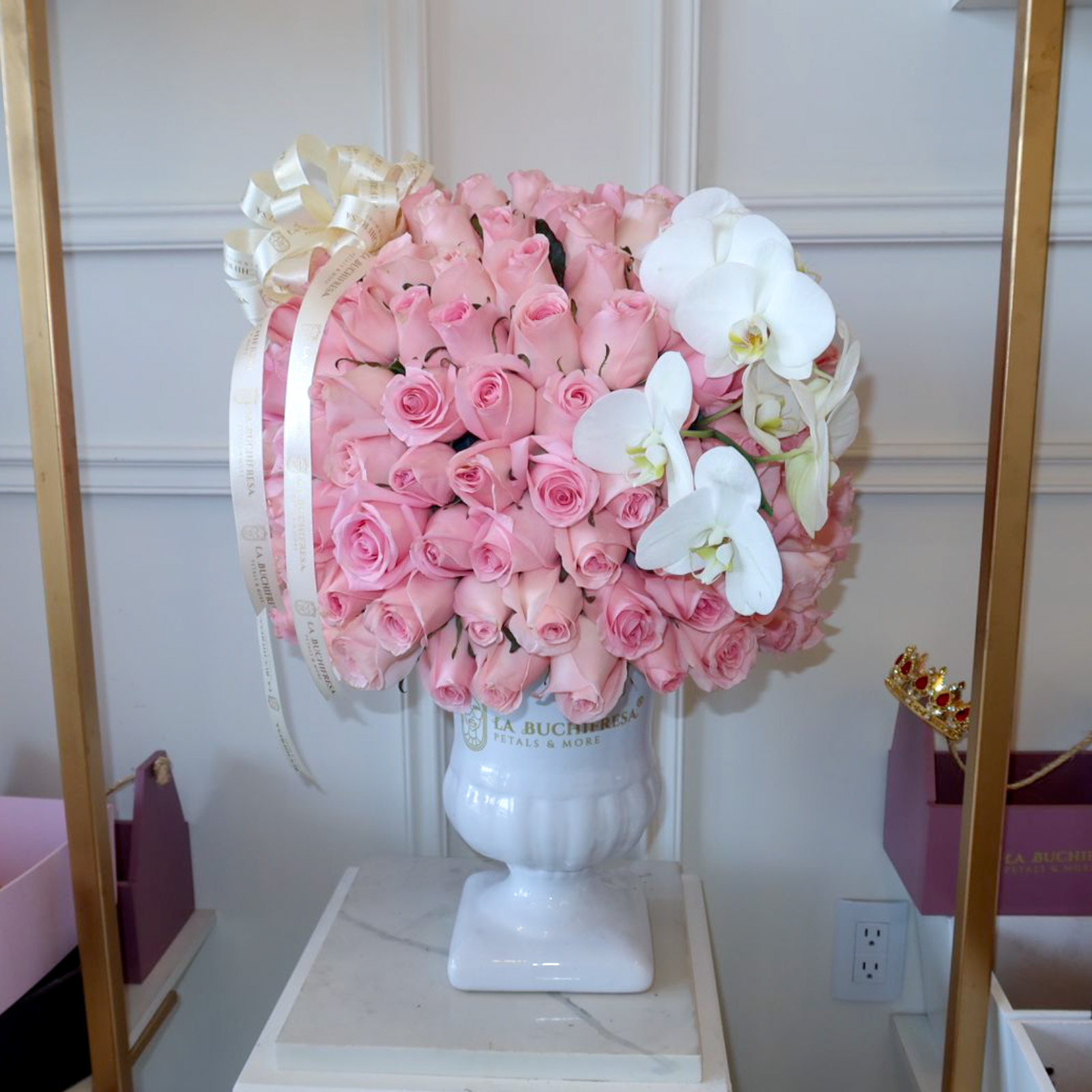Arreglo en forma de esfera de 350 rosas rositas premium con orquideas phalaenopsis en copa de ceramica blanca