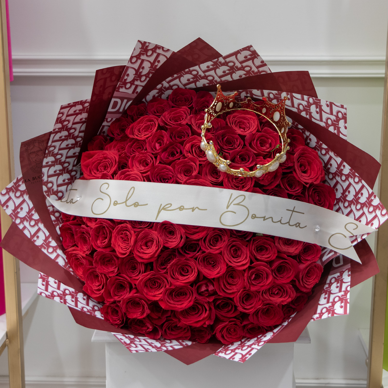 Ramo de 100 rosas rojas premium con corona y liston de "solo por bonita" envuelto en papel coreano y liston