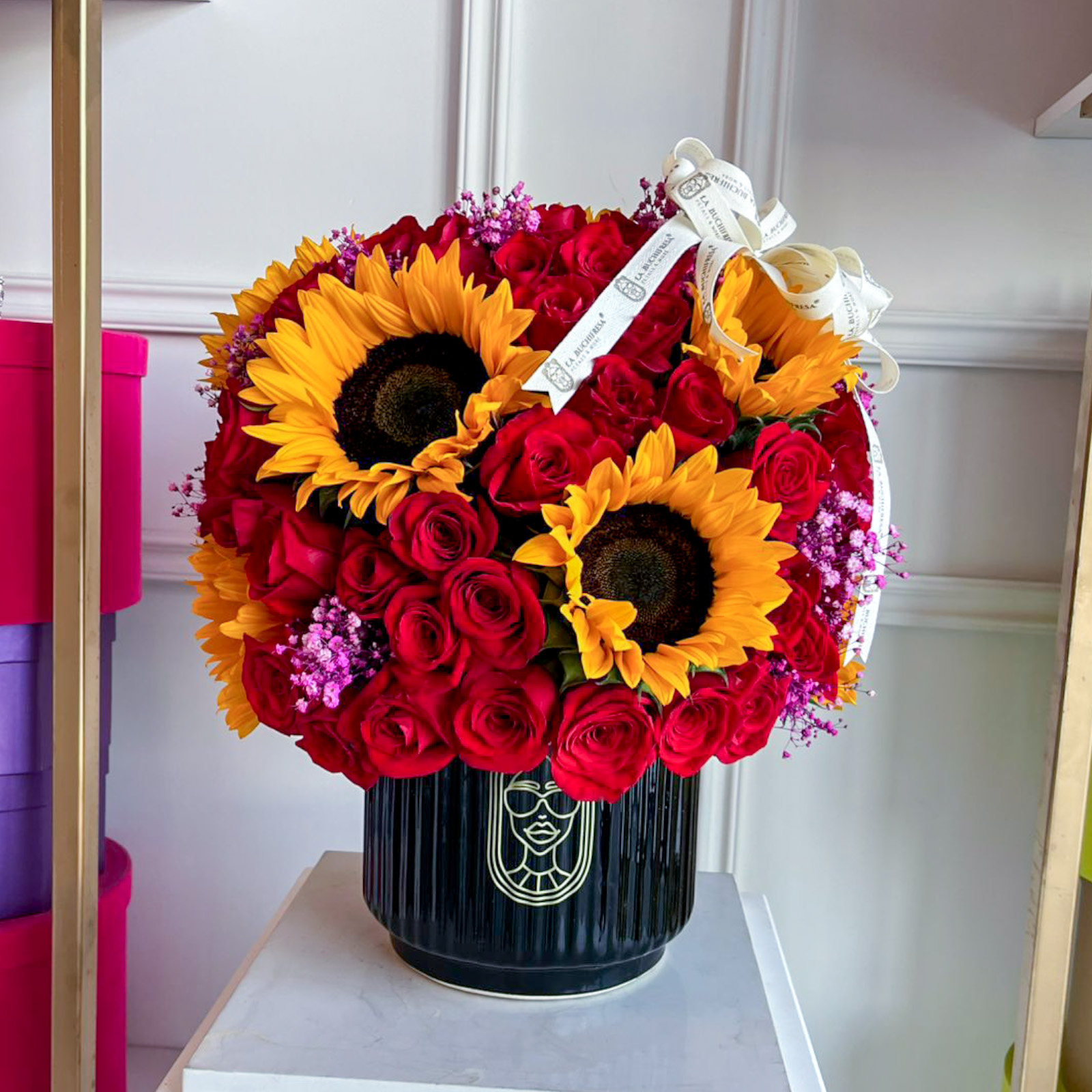 Arreglo en forma de esfera con 75 rosas rojas premium