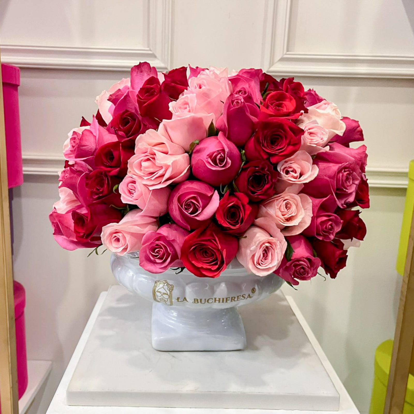 Arreglo en forma de esfera de 100 rosas rojas