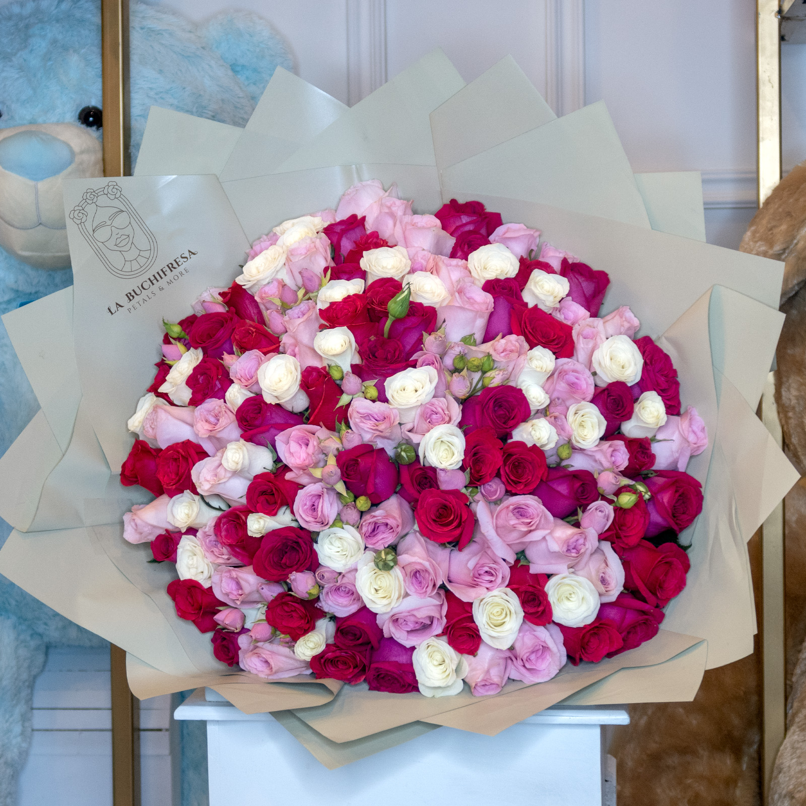 Ramo de 100 rosas pastel premium con baby rose blanca y rosa envuelto en papel coreano y liston