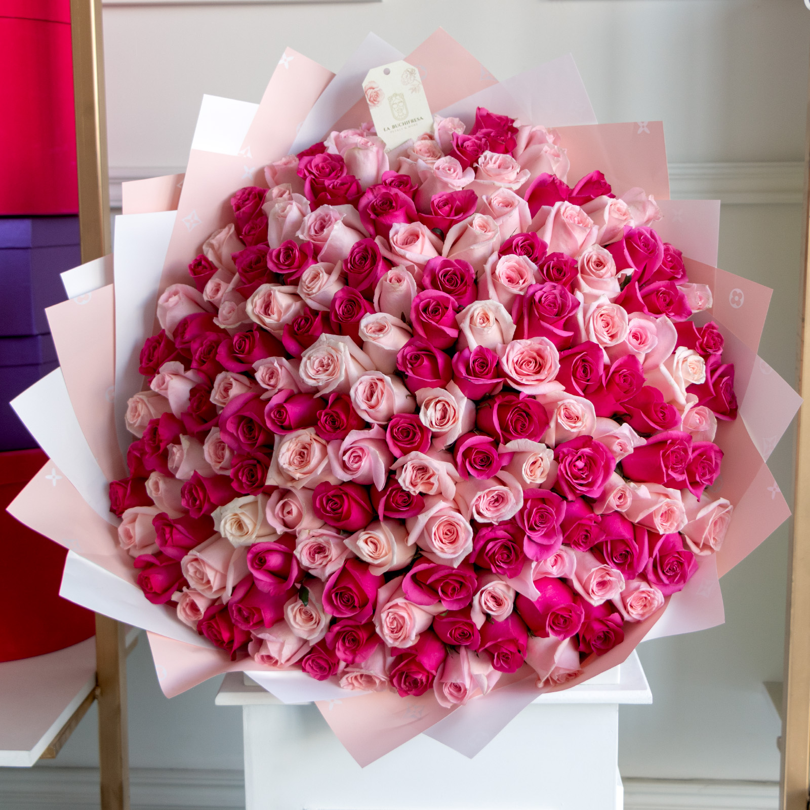 Ramo de 150 rosas fucsia y rosa premium envuelto en papel coreano y liston