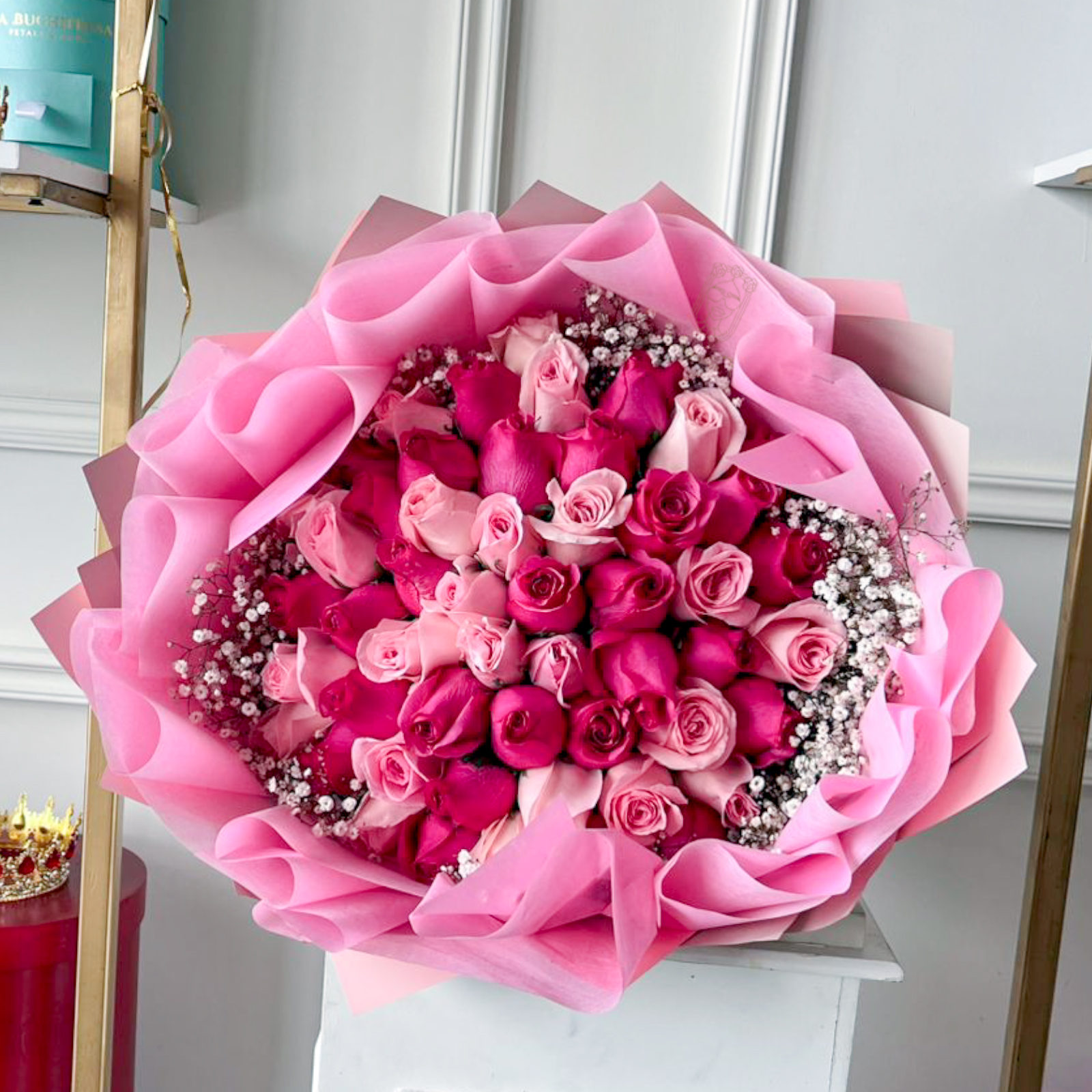 Ramo de 50 rosas rositas y fucsia premium con gypsophilia envuelto en papel coreano y liston