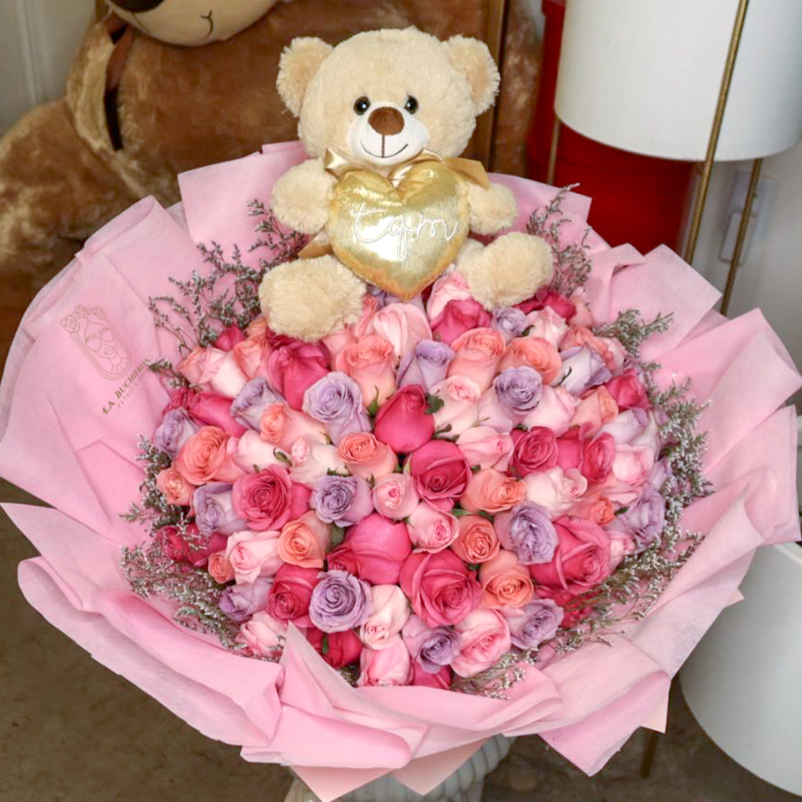 Ramo de 100 rosas de tonos rosadas premium y limonium envuelto en papel coreano y liston con oso teddy de peluche TQM