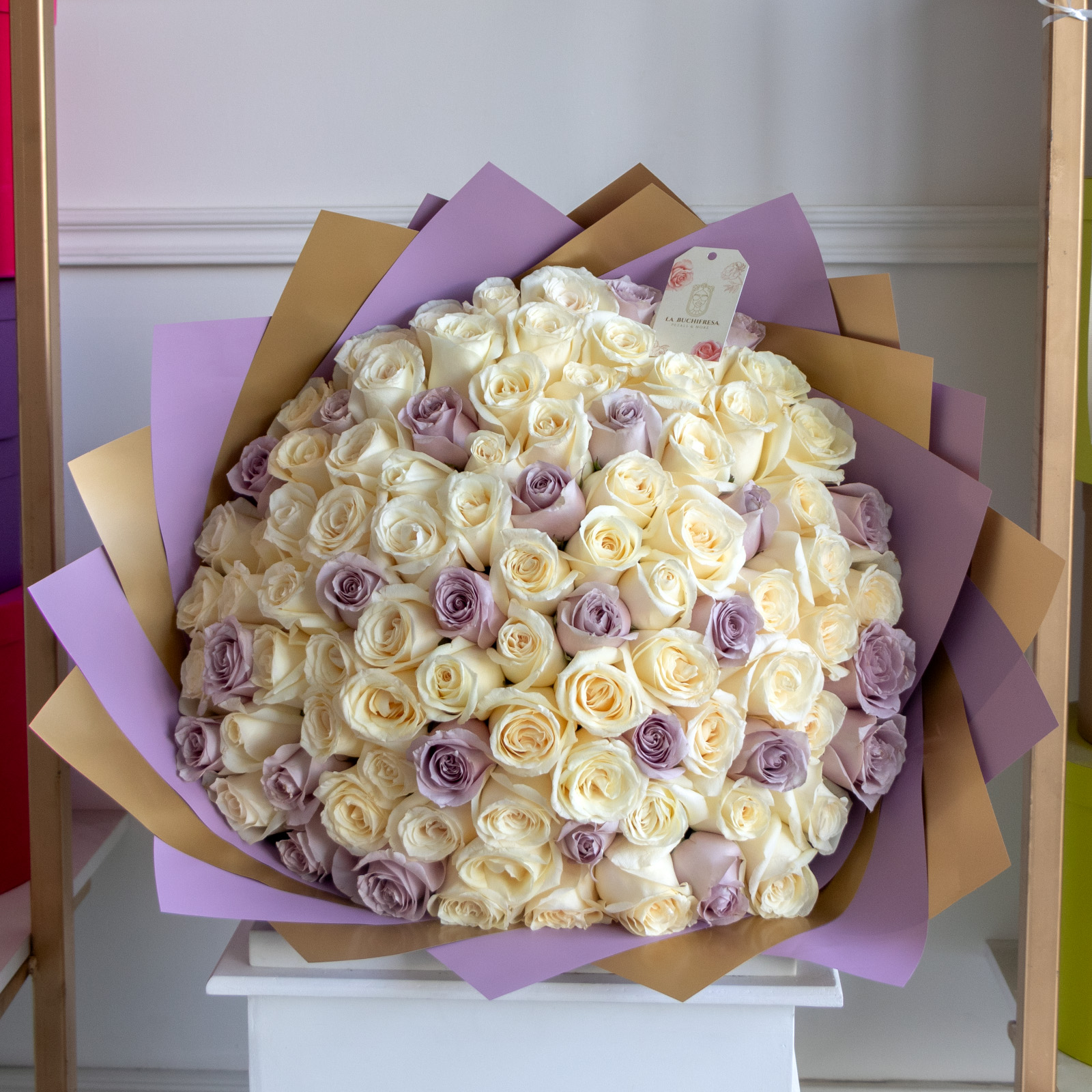 Ramo de 100 rosas blancas con toques de rosas lila premium envuelto en papel coreano y liston