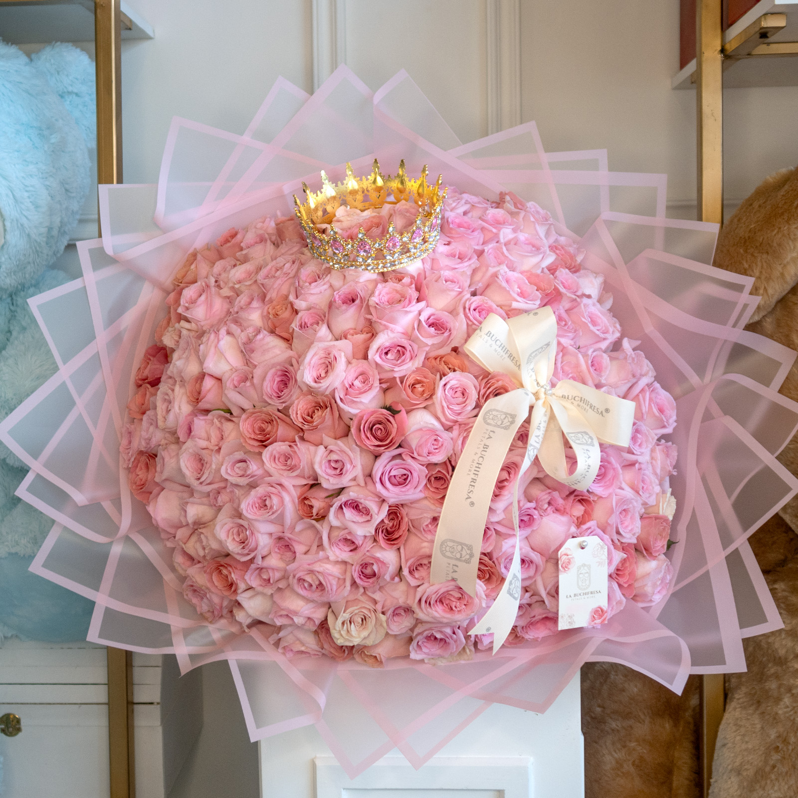 Ramo de 150 rosas rositas premium con corona y moño envuelto en papel coreano y liston