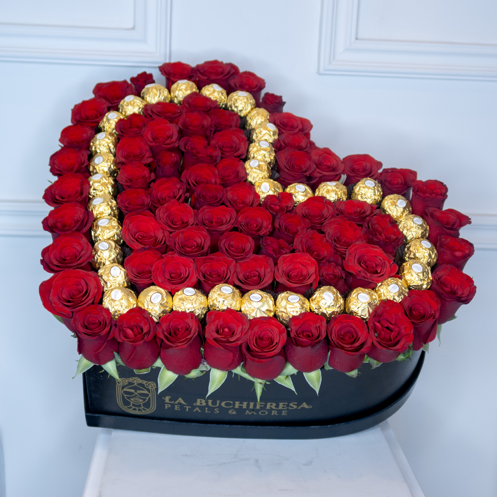 Arreglo de 70 rosas rojas premium y 34 chocolates ferrero rocher en caja de corazon negra grande