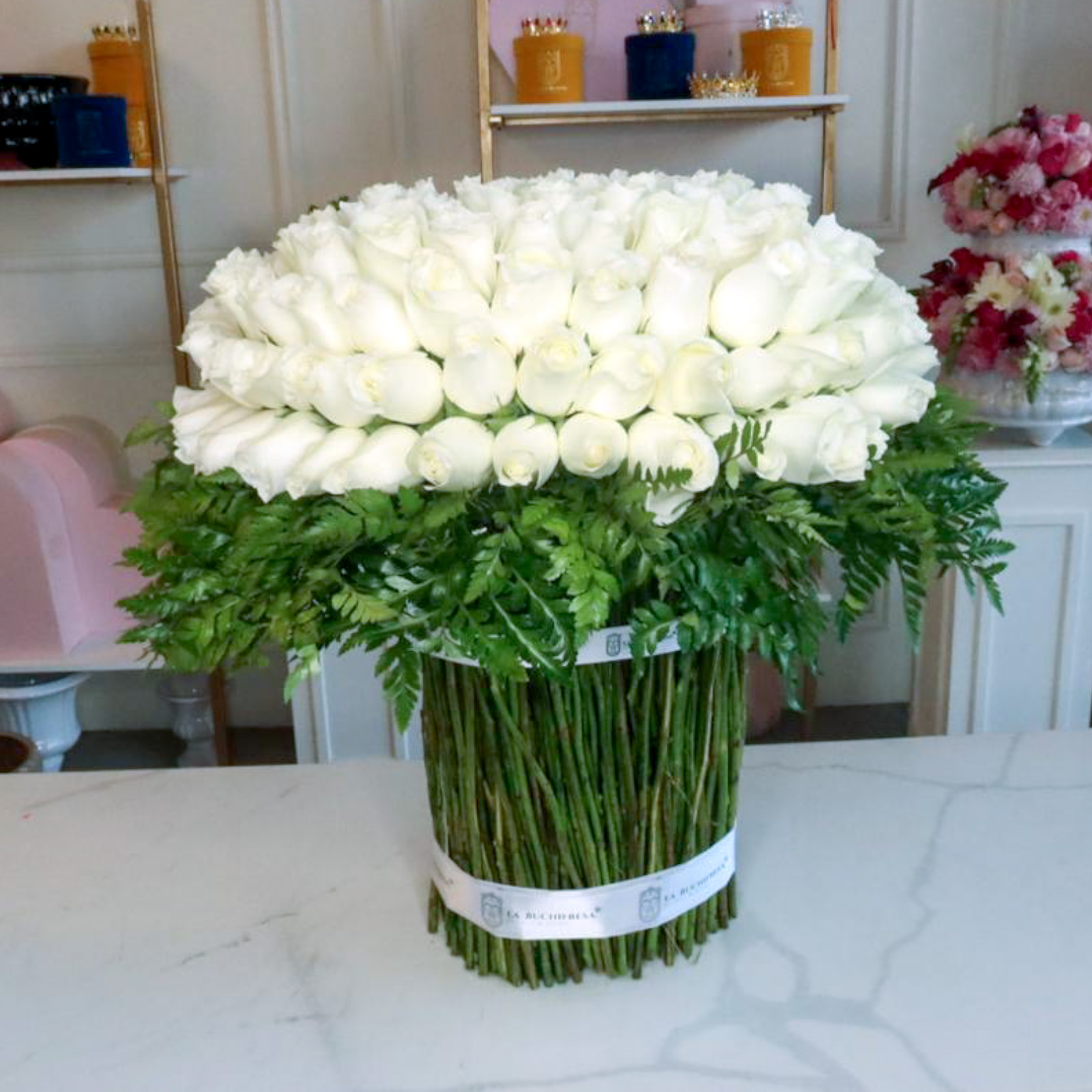 Arreglo de 200 rosas blancas premium en forma de champiñon stand-up y toques de lether en el borde
