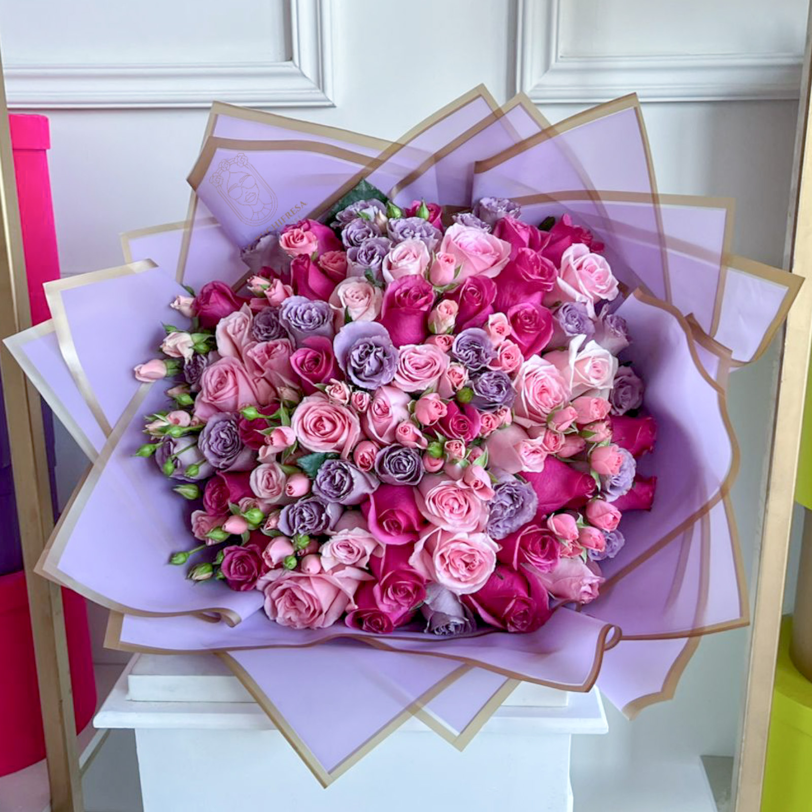 Ramo de 100 rosas rositas y moradas premium con baby rose rosita envuelto en papel coreano y liston