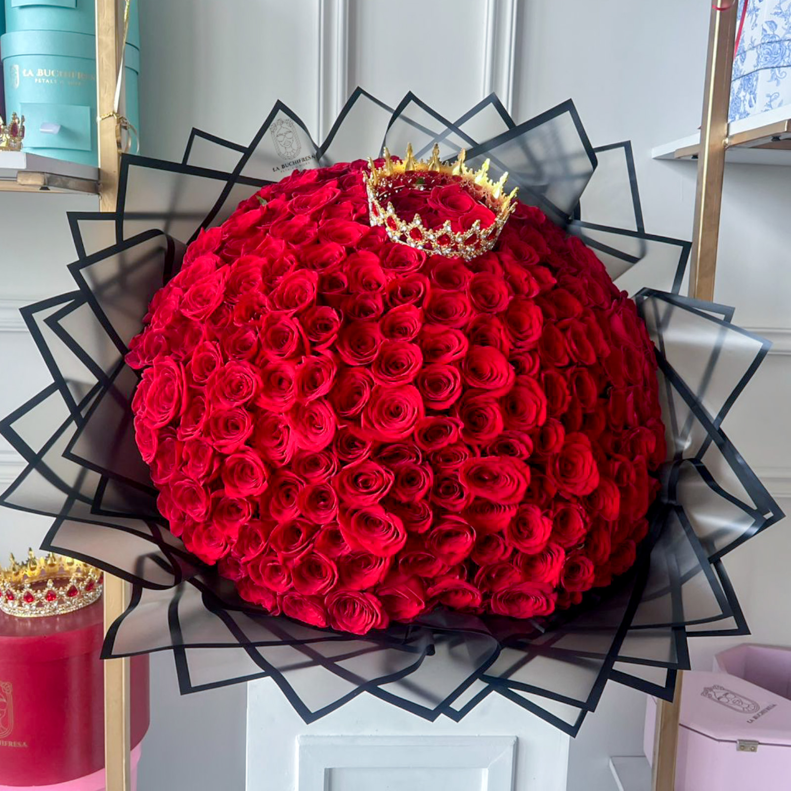Ramo de 200 rosas rojas premium con corona roja grande envuelto en papel coreano y liston
