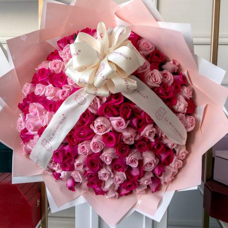 Ramo de 150 rosas rositas premium envuelto en papel coreano y liston
