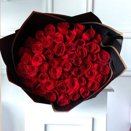 Ramo de 50 rosas rojas premium envuelto en papel coreano y liston