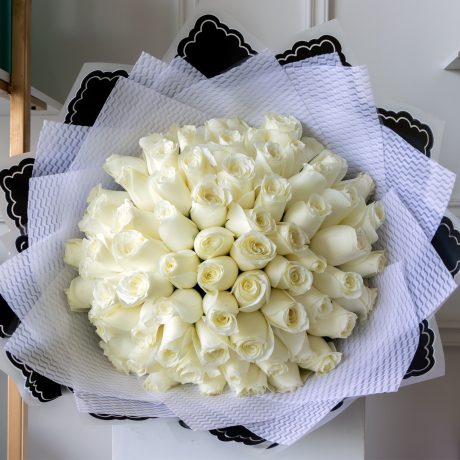 Ramo de 75 rosas blancas premium envuelto en papel coreano y liston