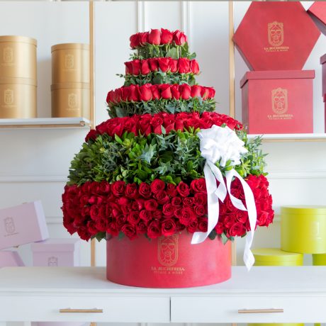 Arreglo en niveles con forma de pastel con 450 rosas rojas premium en round box red y liston