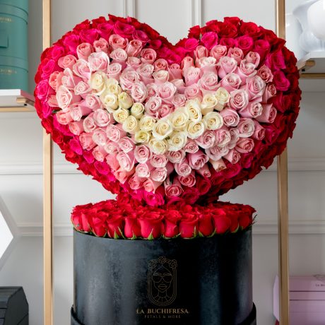 Escultura en forma de corazon abultado 3D de doble vista y por atras de 600 rosas rojas