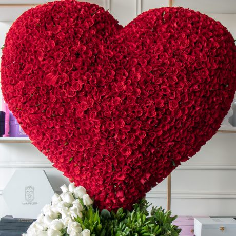 escultura de 1200 rosas rojas premium y 100 rosas blancas en forma de corazon 3D