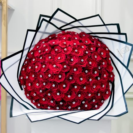 Ramo de 100 rosas rojas premium con 100 pines de diamante envuelto en papel coreano y liston