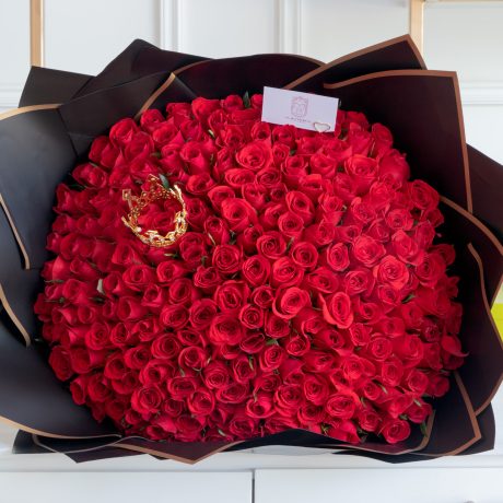 Ramo de 300 rosas rojas premium con una corona encima envuelto en papel coreano y liston