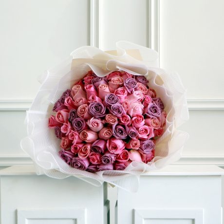 ramo de 75 rosa rosadas premium envuelto en papel coreano y liston