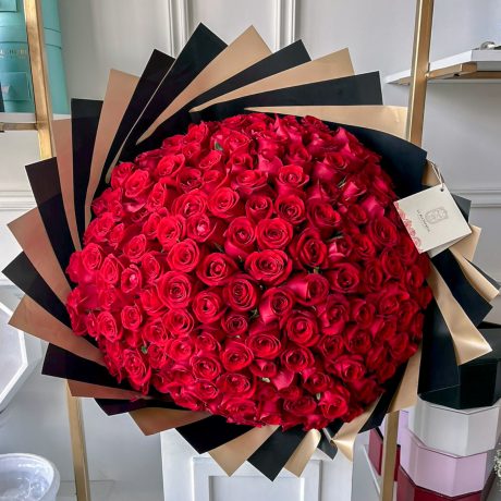 Ramo de 150 rosas rojas premium envuelto en papel coreano y liston